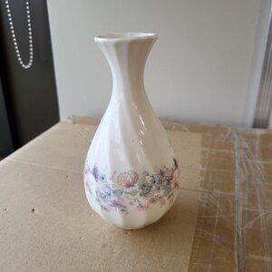 Wedgwood Angela Bone China Bud Swirl Vase Scalloped Top 5-1/4" GUC "BIN G"